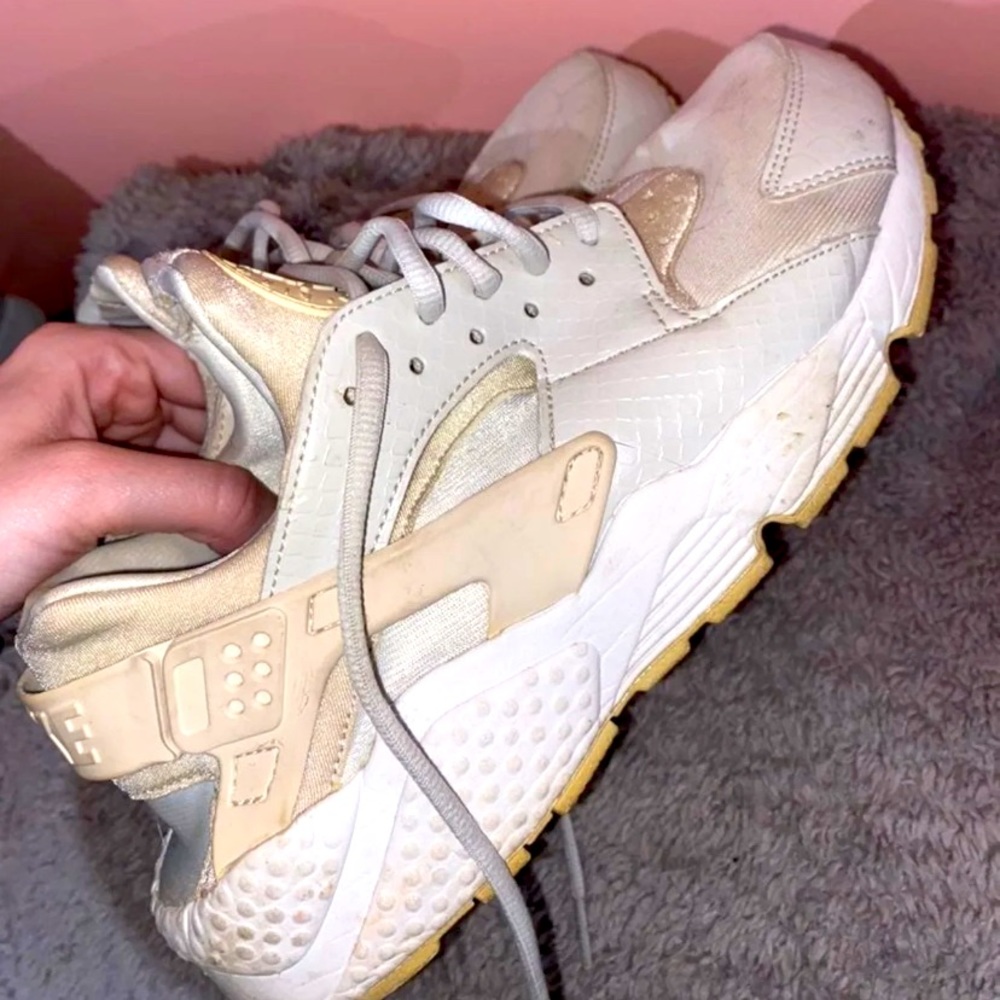 Cream Nike Huarache Size 8 Women’s
